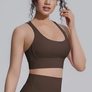 Primo piano di un reggiseno sportivo marrone cioccolato con schiena incrociata su modella