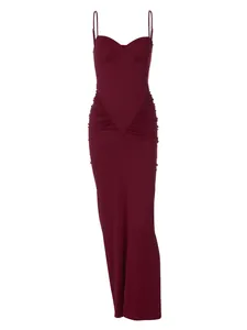 Elegante abito lungo bordeaux con spalline sottili, vita arricciata e vestibilità slim