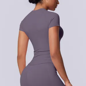 Vista posteriore di una maglietta sportiva viola senza cuciture per yoga e fitness