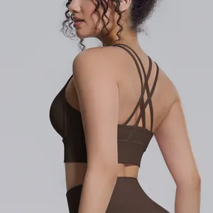 Vista laterale dettagliata del reggiseno sportivo marrone con elegante incrocio posteriore