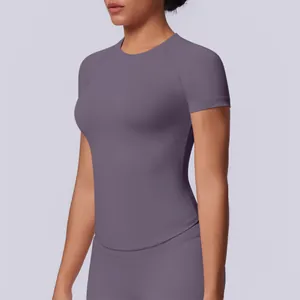 Dettaglio di una t-shirt sportiva viola senza cuciture per yoga e allenamento fitness