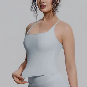 Detailaufnahme eines atmungsaktiven grauen Yoga-Tops, das die elastische Passform zeigt
