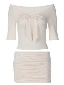 Conjunto de dos piezas con top de lazo con hombros descubiertos y minifalda fruncida