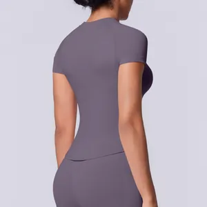 Vista posteriore di una t-shirt sportiva viola senza cuciture con vestibilità aderente