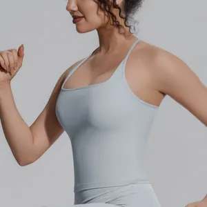 Nahaufnahme eines hellblauen, atmungsaktiven Racerback-Sport-Tops für Damen-Fitness.