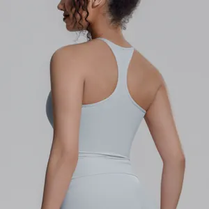 Detailansicht des Racerback-Designs dieses hellblauen sportlichen Yoga-Tanktops