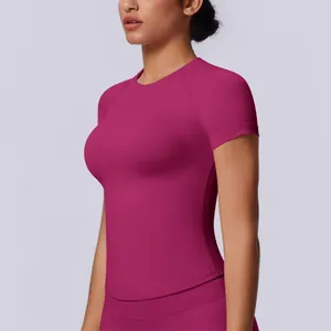 Vista laterale di un top sportivo da yoga magenta senza cuciture ad alta elasticità