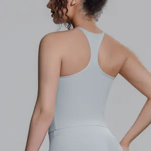 Nahaufnahme des Racerback-Designs an einem hellgrauen, eng anliegenden Yoga-Top für Damen