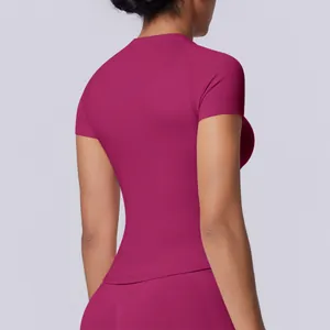 Vista posteriore dettagliata di una maglietta sportiva senza cuciture magenta per yoga e fitness