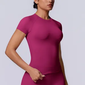 Dettaglio della maglietta da yoga magenta senza cuciture ad alta elasticità per donna