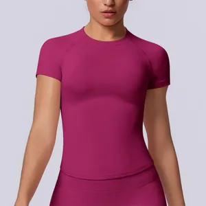 Dettaglio di una maglietta sportiva magenta senza cuciture per yoga e fitness da donna