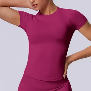 Primo piano del t-shirt sportiva fucsia senza cuciture ad alta elasticità per yoga