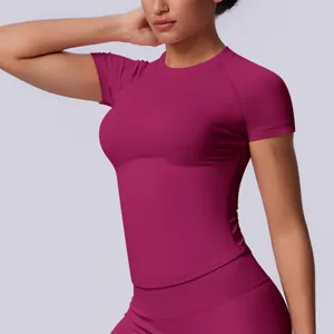 Maglietta sportiva magenta senza cuciture da donna, elastica e traspirante per fitness.