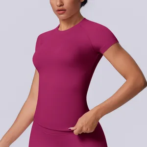 Primo piano di un top da yoga senza cuciture magenta con trama in maglia traspirante sport