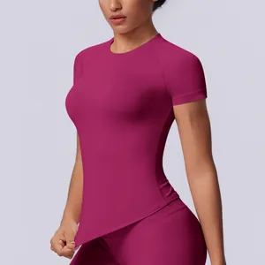 Vista dettagliata di una maglietta da yoga magenta senza cuciture ad alta elasticità