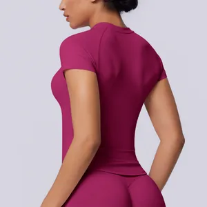 Vista posteriore dettagliata di una maglietta sportiva elasticizzata magenta senza cuciture