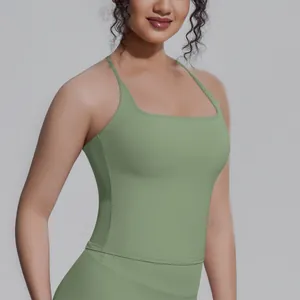 Detailaufnahme eines salbeigrünen Sport-Tops mit Racerback für Damen-Yoga-Fitness.
