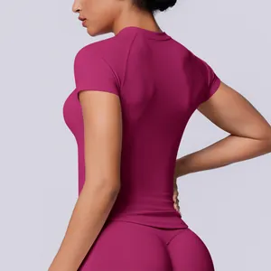 Vista dettagliata della t-shirt sportiva senza cuciture da donna color magenta bacca