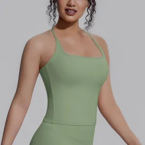 Detailansicht des salbeigrünen, schmal geschnittenen Yoga-Tanktops mit Karree-Ausschnitt