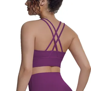 Reggiseno sportivo professionale viola con incrocio sulla schiena e leggings yoga coordinati
