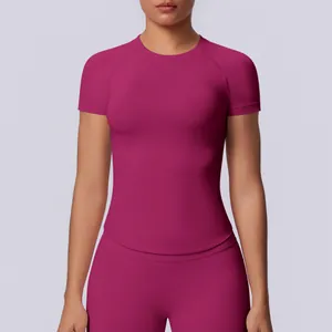 Primo piano della t-shirt sportiva magenta senza cuciture slim-fit per yoga