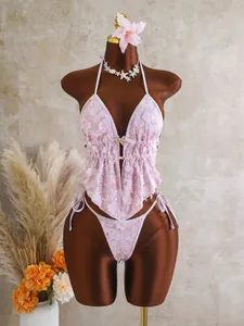 Gedetailleerd overzicht van roze halterbikini met bloemenprint, pailletten en bedel