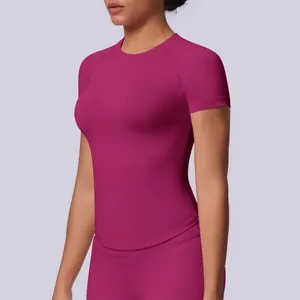 Vista dettagliata della t-shirt sportiva magenta senza cuciture a maniche corte fitness
