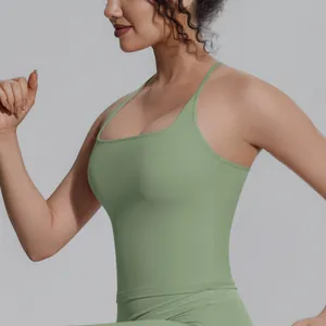 Professionelle Seitenansicht eines salbeigrünen engen Yoga-Tops für Fitness und Laufen