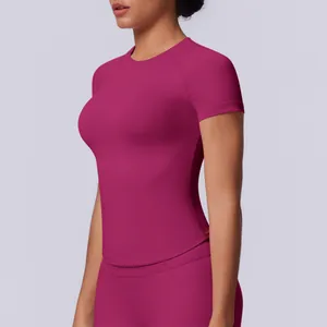 Vista dettagliata di una maglietta da yoga magenta senza cuciture ad alta elasticità
