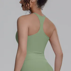 Detailansicht des Rückens eines grünen Yoga-Tops mit Racerback und atmungsaktivem Stoff.
