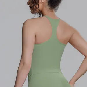 Detailansicht des Racerback-Designs eines salbeigrünen atmungsaktiven Yoga-Tops für Damen