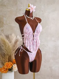 Gedetailleerde close-up van een roze gebloemde halterbikini met pailletten en zeester