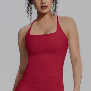 Vorderansicht des roten Yoga-Tops mit eckigem Ausschnitt und atmungsaktivem Stoff