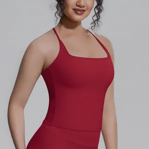 Nahaufnahme eines roten Sport-Camisole-Yoga-Tops mit dünnen Trägern und atmungsaktiver Passform