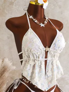 Gedetailleerde close-up van witte bloemen pailletten op een stijlvolle halter bikini
