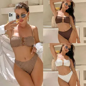 Collage dettagliato di tre colori di bikini a vita alta testurizzati per il resort