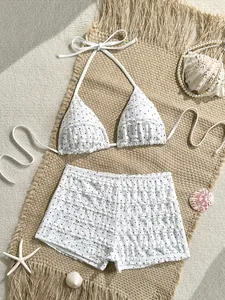 Detalle de bikini blanco con lunares y volantes con pantalones cortos de talle alto