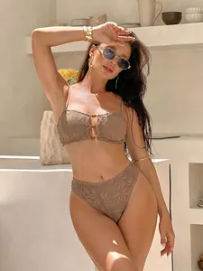 Vista dettagliata di un bikini a due pezzi strutturato a vita alta con motivo a foglie