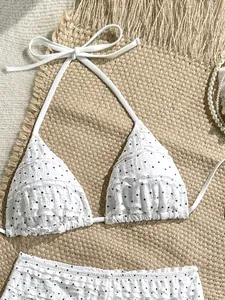 Detalle de la parte superior de un bikini halter de lunares blancos con volantes
