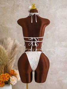 Sexy witte gebloemde tweedelige halter bikini set met gedetailleerde pailletten en bloemen
