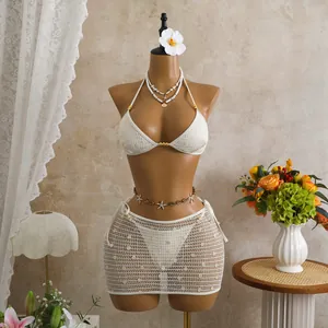 Vista dettagliata del set bikini tre pezzi bianco vintage con paillettes