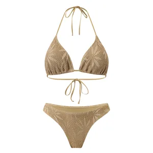 Detailopname van de beige gehaakte bikiniset met een ingewikkeld bladpatroonontwerp
