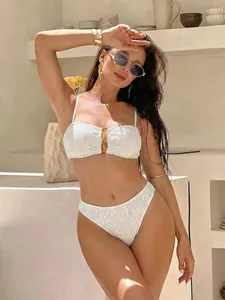 Vista dettagliata della texture in pizzo bianco su questo bikini sexy a vita alta