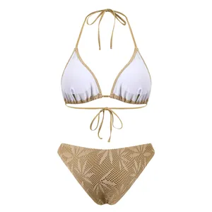 Witte halter bikini top met een beige kanten bikinibroekje met verfijnd patroon.