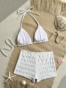 Vista detallada de bikini de lunares blancos con volantes sobre esterilla de playa