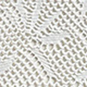 Dettaglio ravvicinato della trama del tessuto all'uncinetto bianco per bikini.