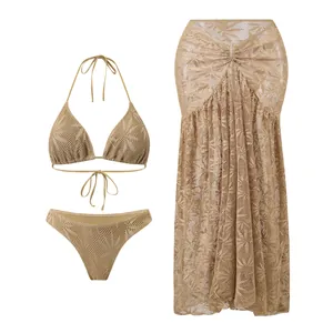 Gedetailleerde weergave van beige gehaakte bikinieset met bijpassende kanten rok