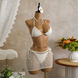 Set bikini retro americano in tre pezzi con gonna in rete e paillettes su manichino