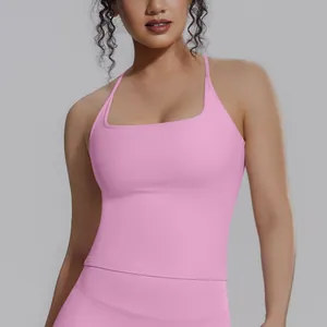 Detailaufnahme eines rosa Yoga-Tops mit hoher Elastizität und eleganten Trägern.