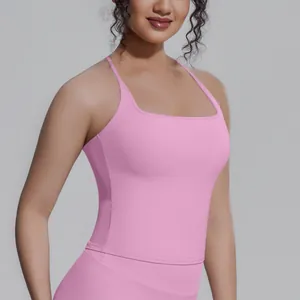 Detailaufnahme eines pinkfarbenen atmungsaktiven Yoga-Tops mit eckigem Ausschnitt
